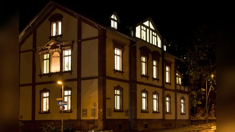 Kanzleigebäude der RA-Kanzlei Torsten Gilles am Abend in Kaiserslautern