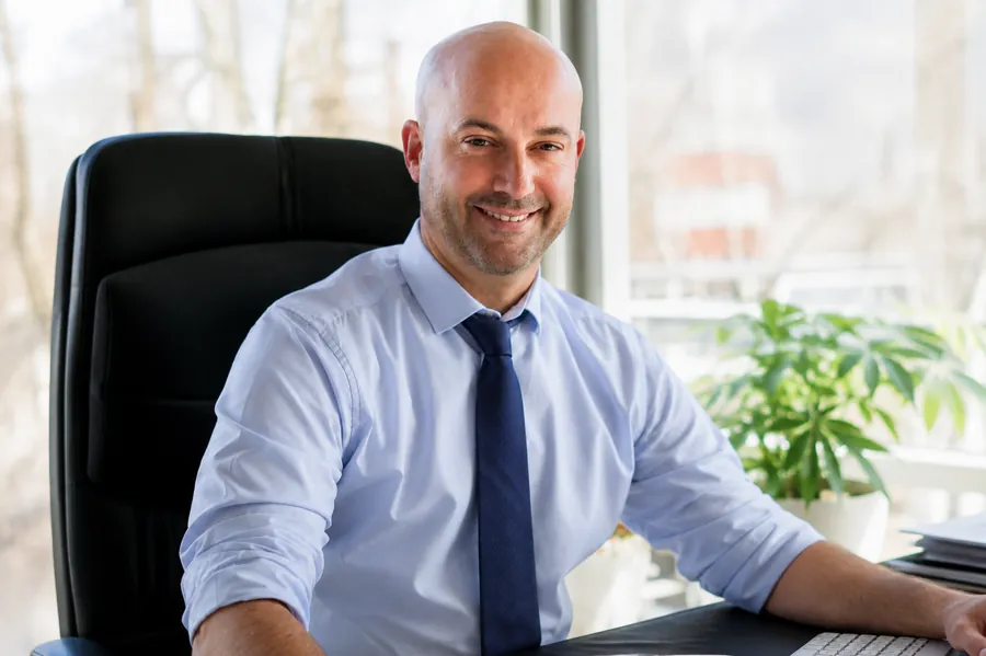 Rechtsanwalt Torsten Gilles an seinem Schreibtisch